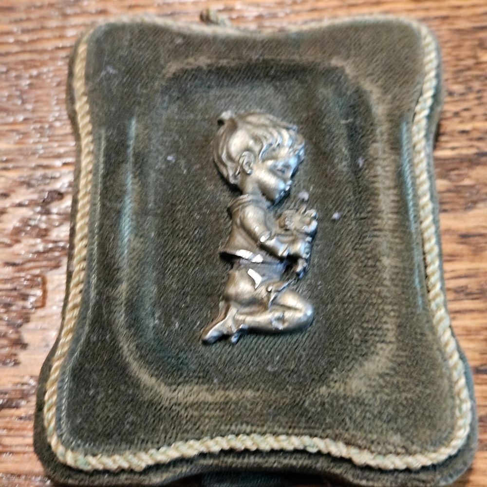 Vintage Praying Boy Metal Relief Miniature Shadowbox Olive Green‎ Velvet Frame